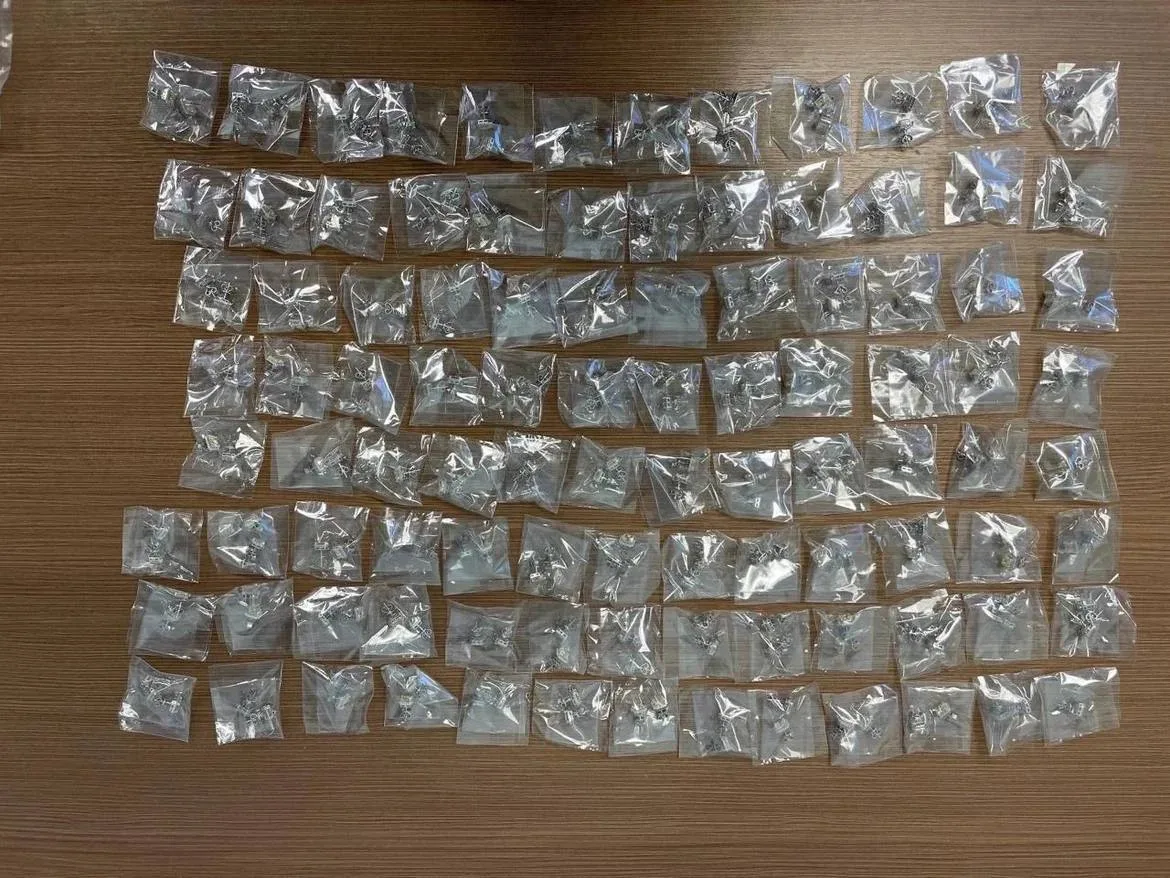 Тысячу серебряных украшений нашли у пассажира в Шереметьево