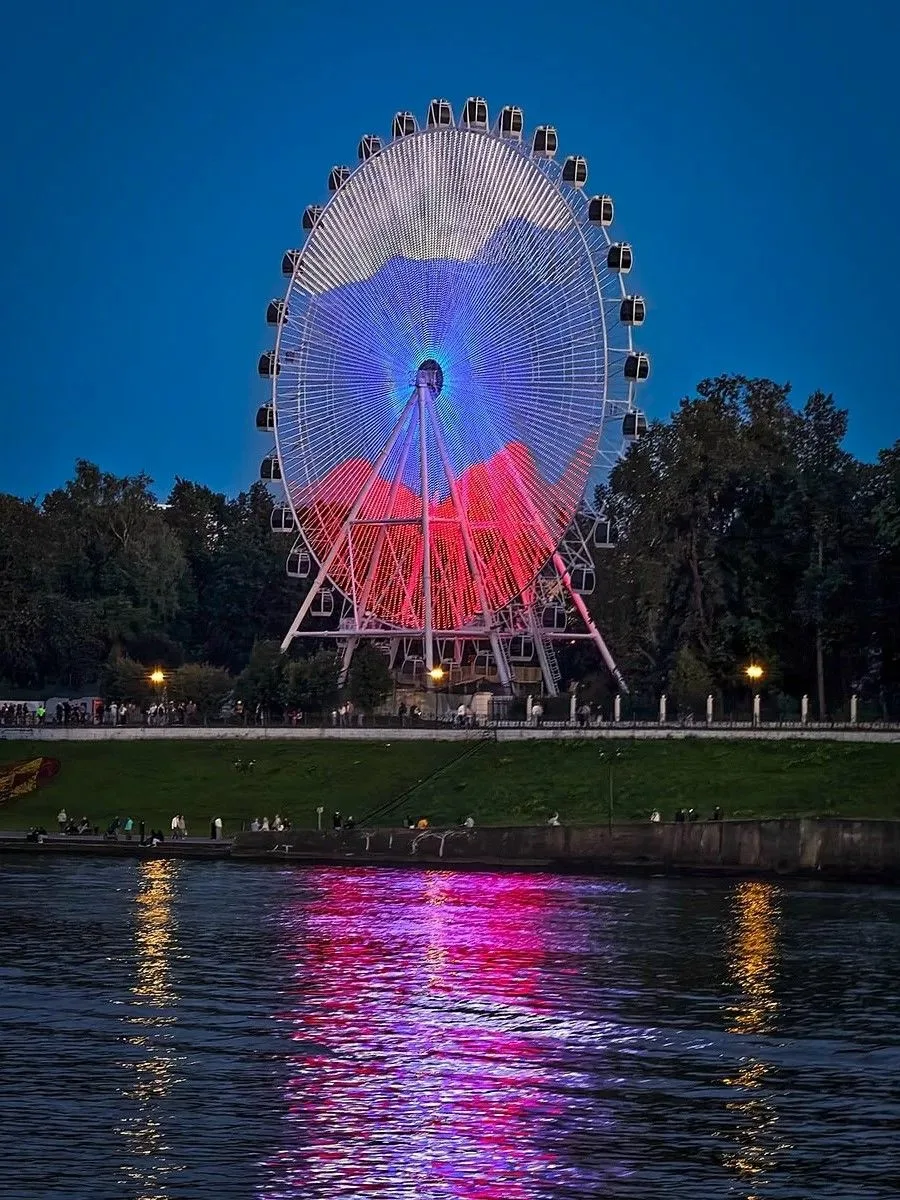 Новое колесо обозрения в городском саду😍
