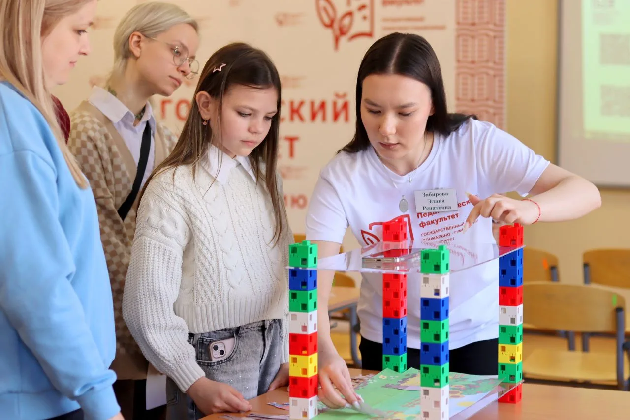 Тест-драйв профессии 👣🎓✌  В ГСГУ сегодня настоящий педагогический бум: вместе со студентами по корид