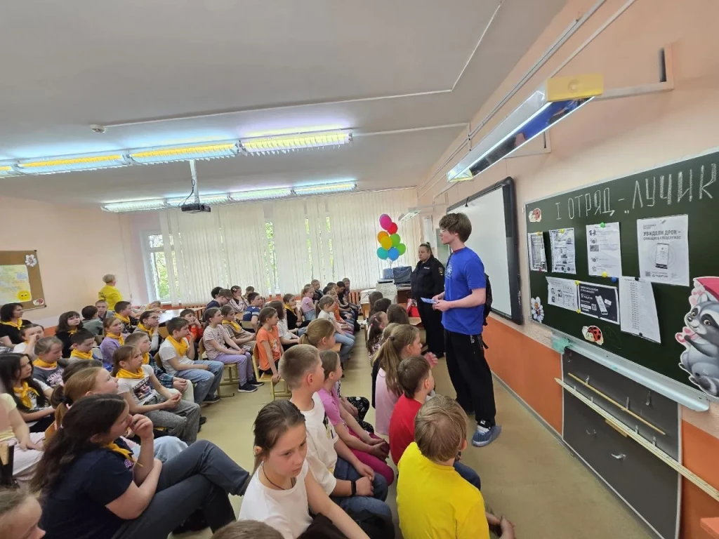 Киберволонтёр МАУ Иван Киган и инспектор по делам несовершеннолетних обучили 60 младшеклассников пра
