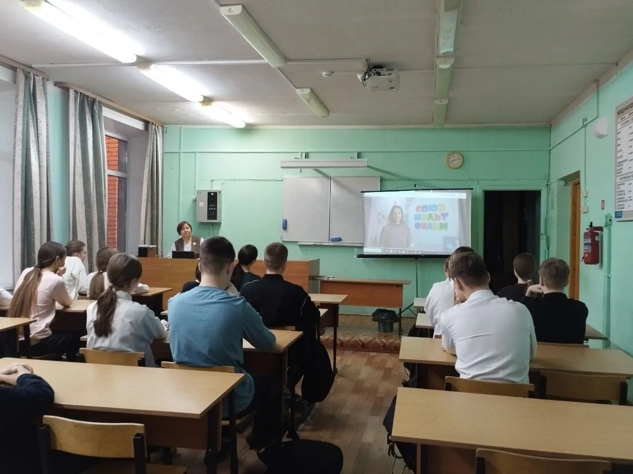 12 января, первый учебный день третьей четверти начался с поднятия Флага и исполнения Гимна Российск