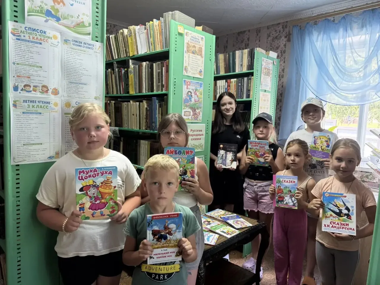 В Азарапинской сельской библиотеке прошла литературная игра-викторина «Открой скорее в ...