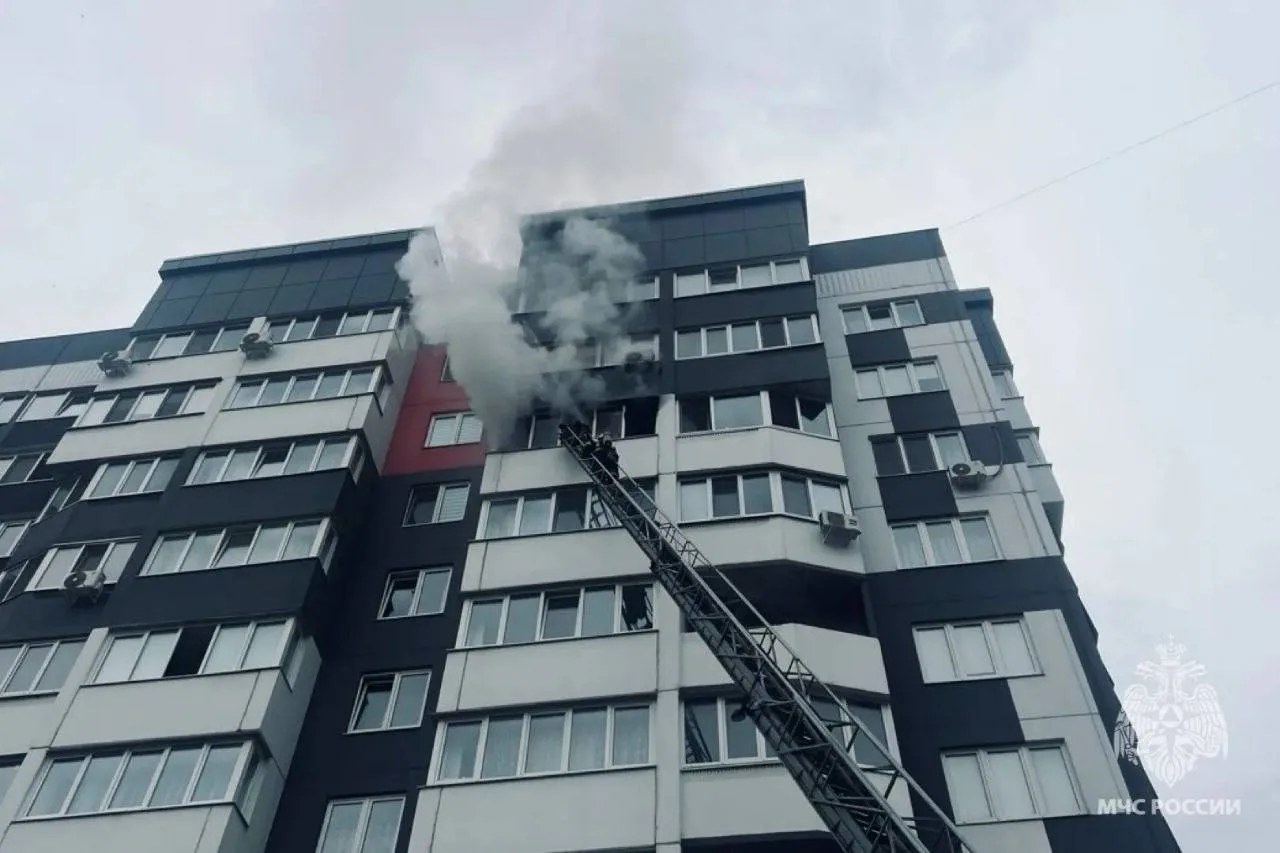 1 человек пострадал и 15 эвакуированы при пожаре в Брянске 

В оперативную дежурную смену Главного у