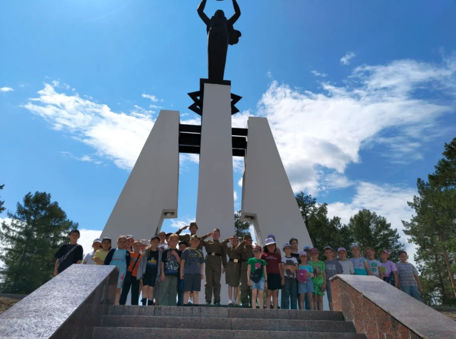 🕯️ День памяти и скорби: мы помним, мы вместе! 🕯️

Вожатые вместе с ребятами из лагеря дневного пр