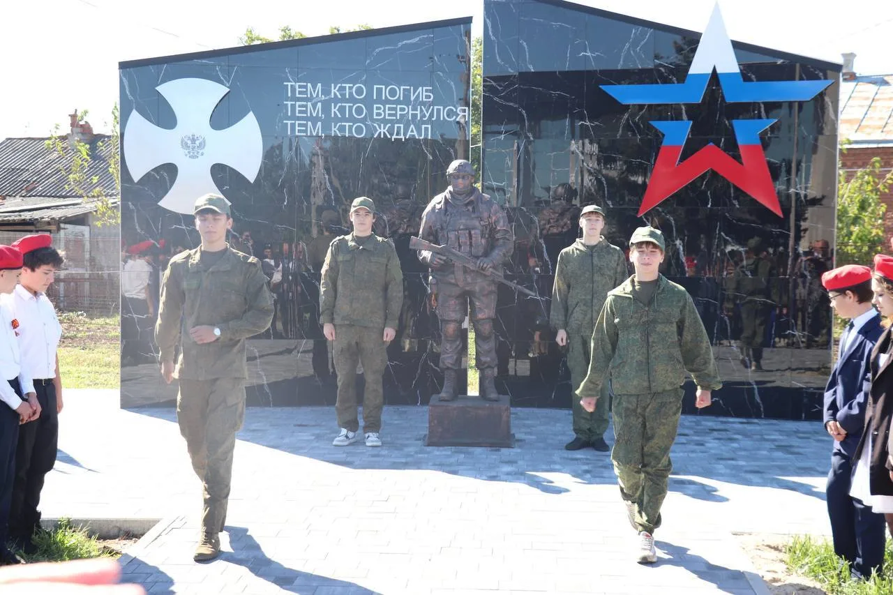 🕊️ Памятник участникам СВО открыли в Привольной Каневского района.