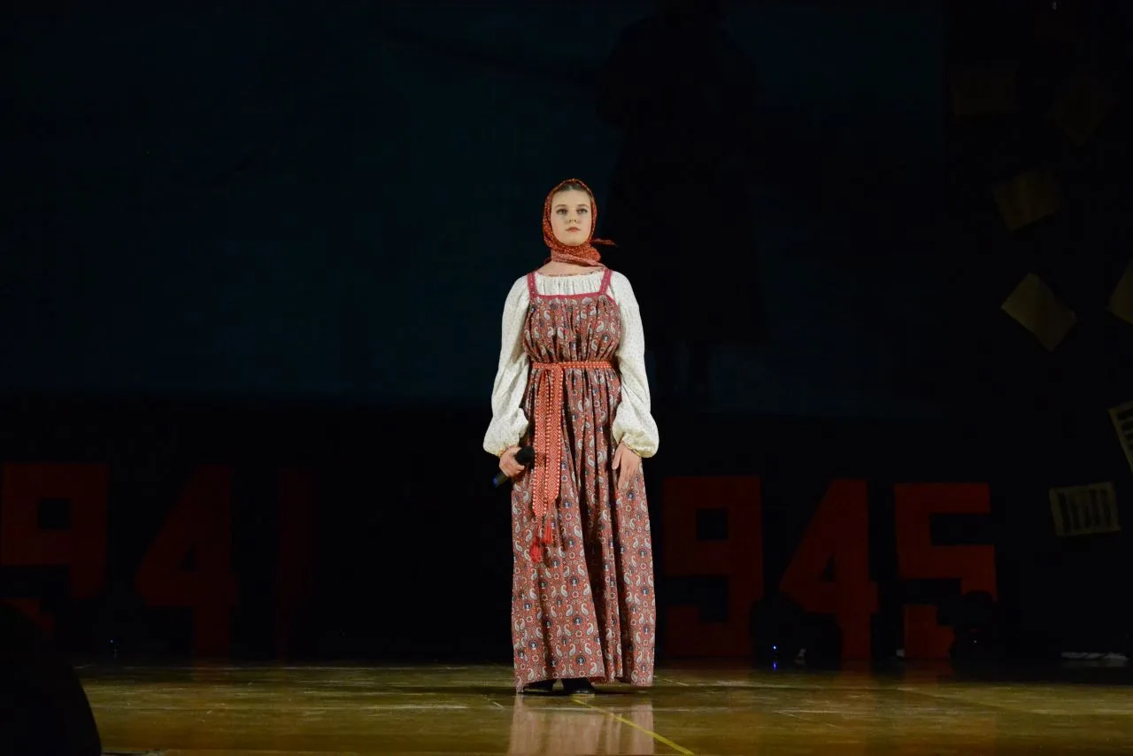 В театрализованном концерте «Страницу памяти листая, мы слышим эхо той войны» были моме...