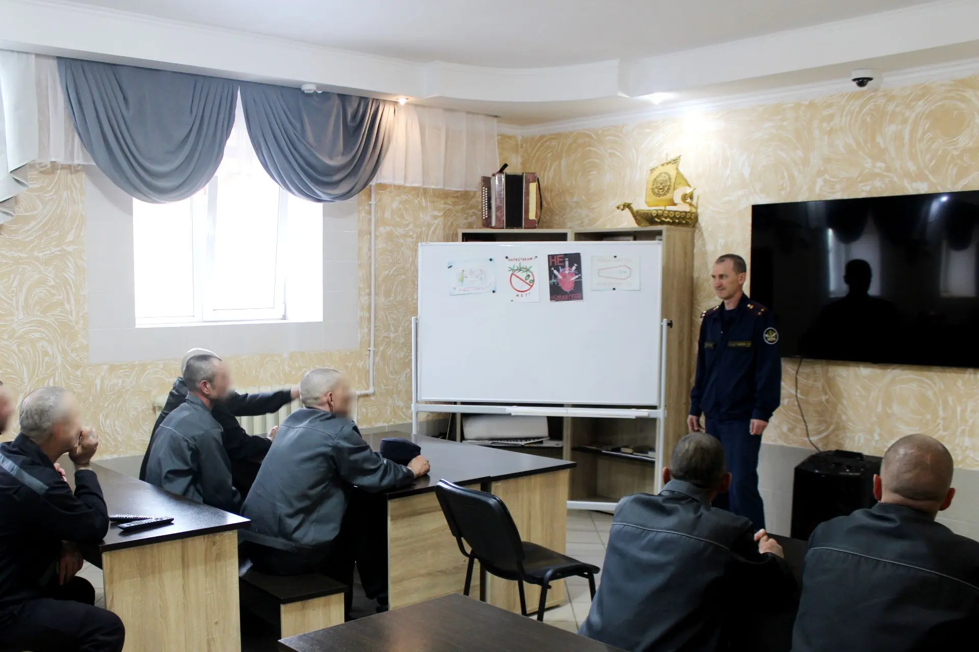 В рамках антинаркотической акции «Мы против наркотиков» начальник психологической лаборатории ИК-6 И