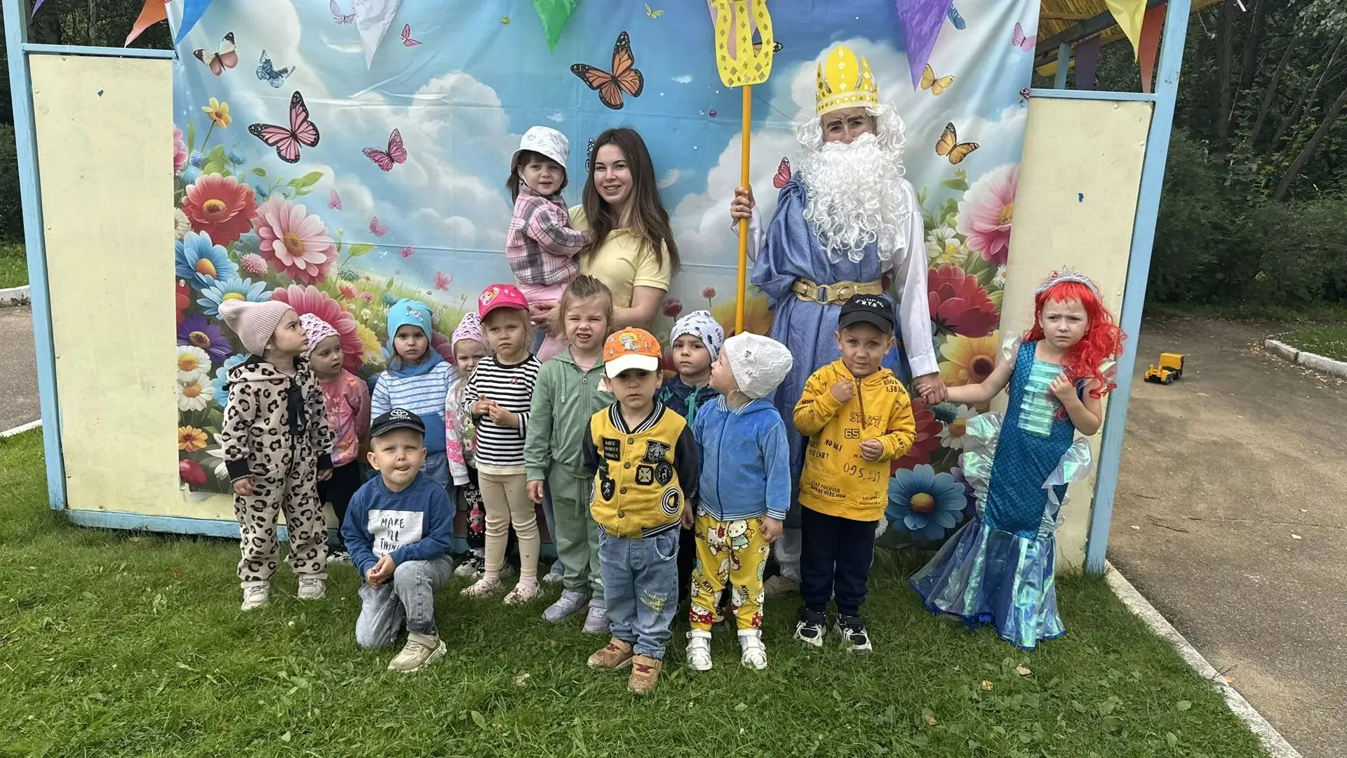 👉К  нашим малышам приплыли почётные гости — сам морской царь Нептун со своим волшебным трезубцем и 