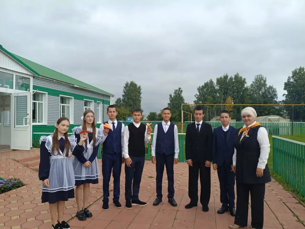 Сегодня на празднике Дня знаний советник директора по воспитанию вместе с девятиклассни...