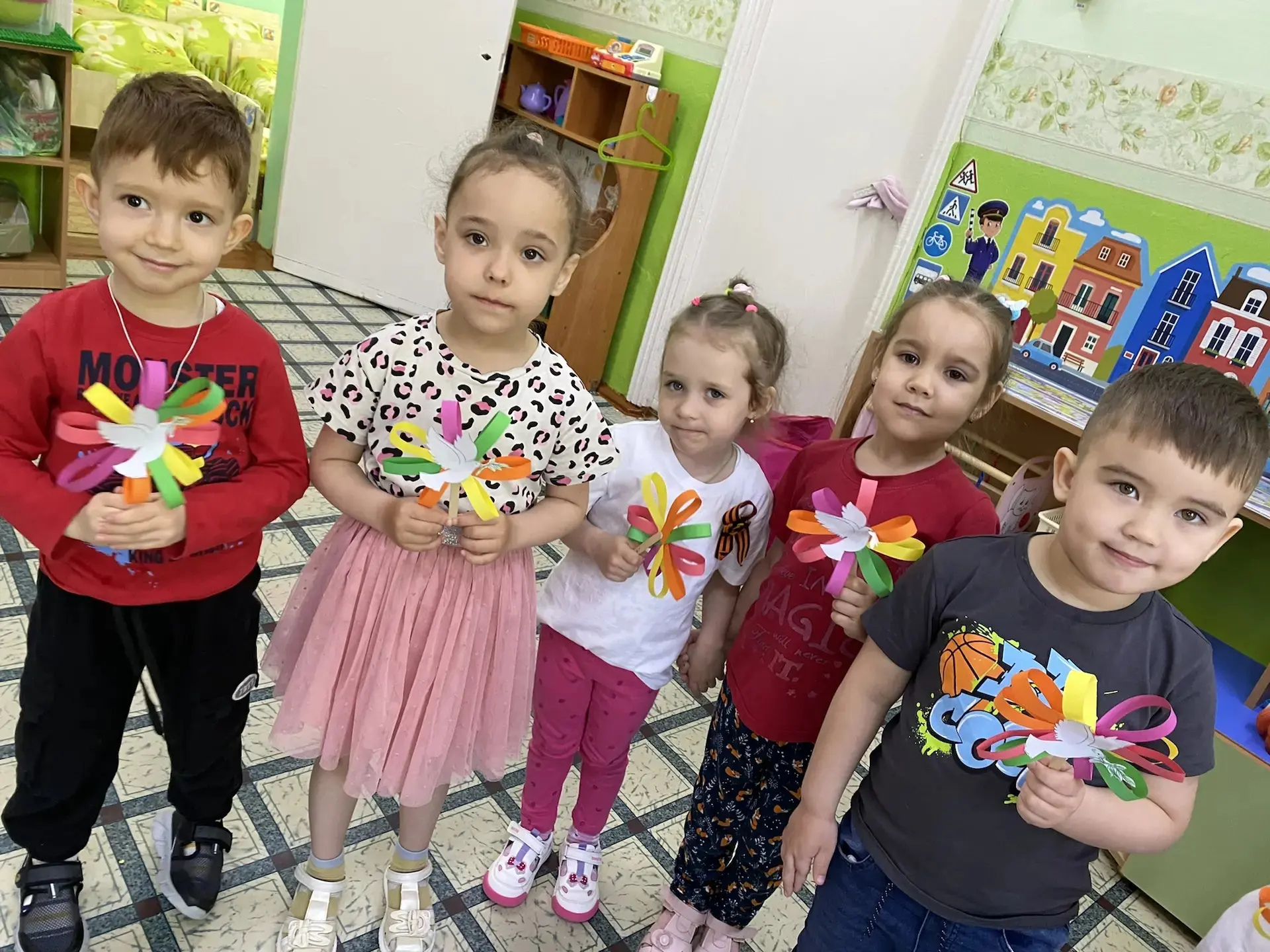 Аппликация с детьми средняя группа  Цель:расширить представление детей о символах Мира,...