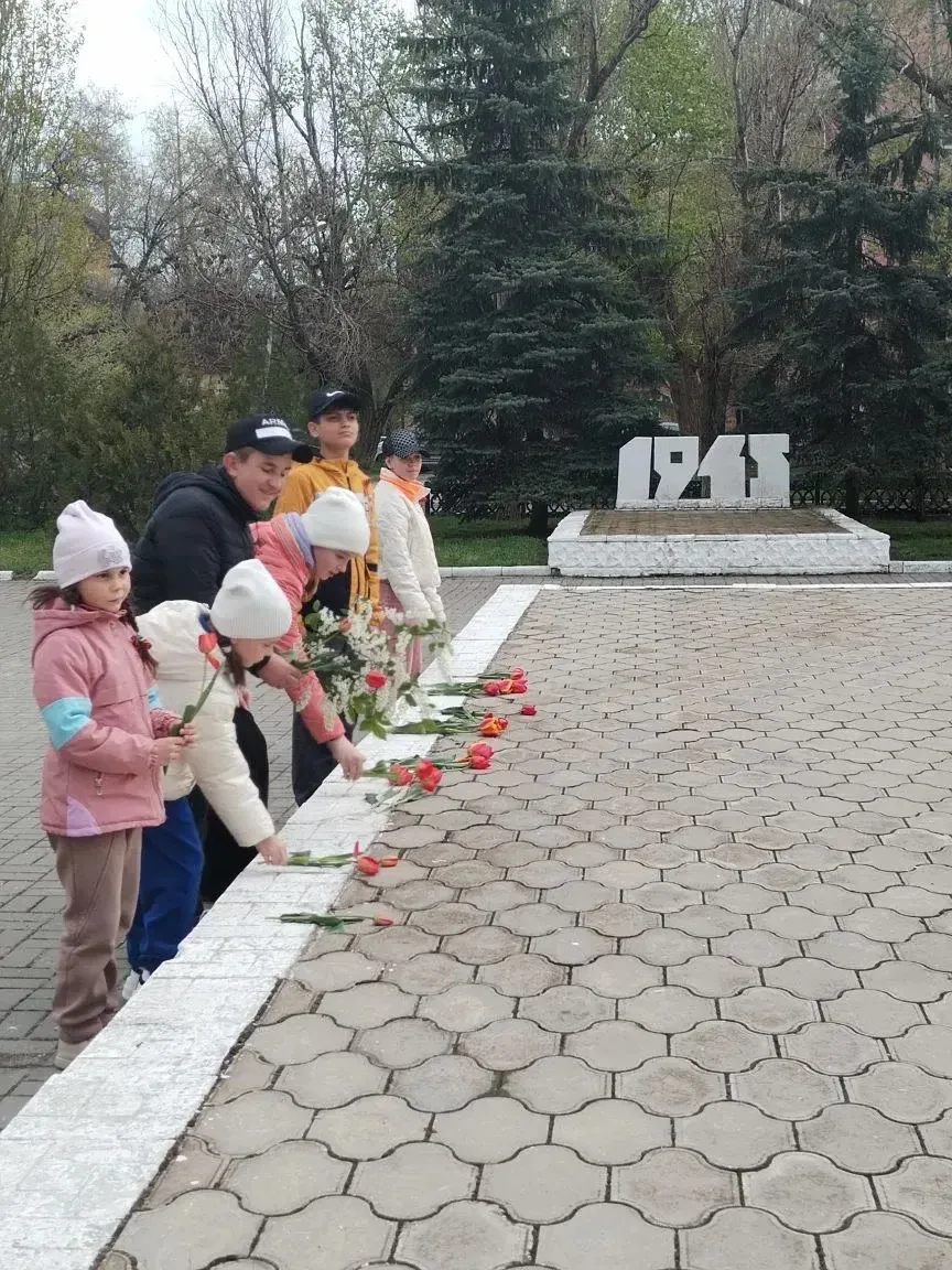 В канун Дня Победы школьники возложили цветы к мемориалу на площади Труда. 🎖️