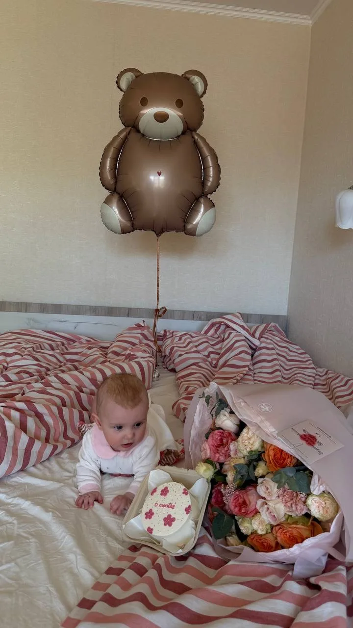 Полгодика малышке 🎀✨

Кажется, только недавно была выписка из роддома, а уже целых 6 месяцев счасть