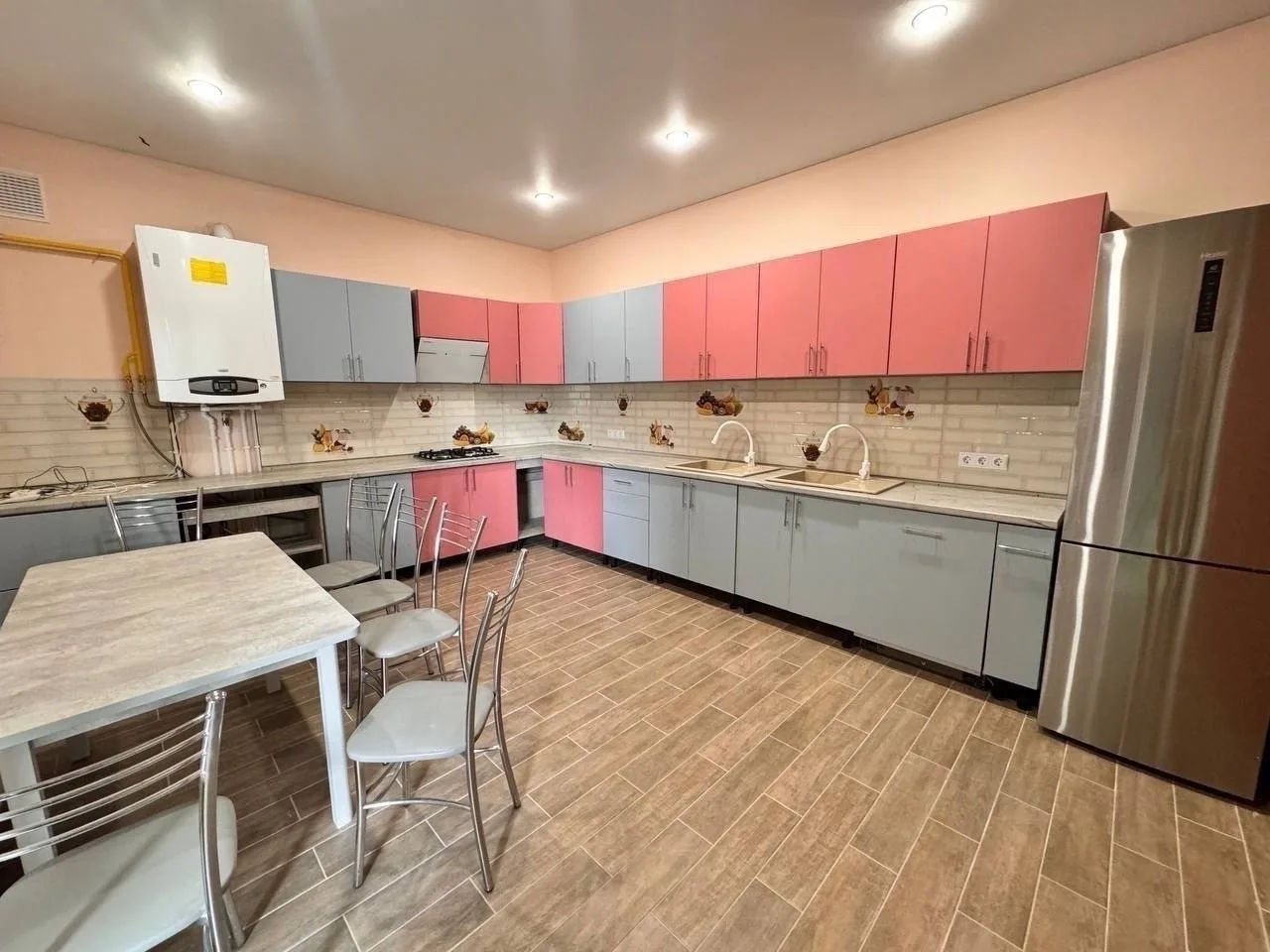 #ШТОРМОВОЕ ул. Ленина, дом 19  🏠 Гостевой дом "Розовая пантера"  ✅ ОПИСАНИЕ: • Уютная зона отдыха с 