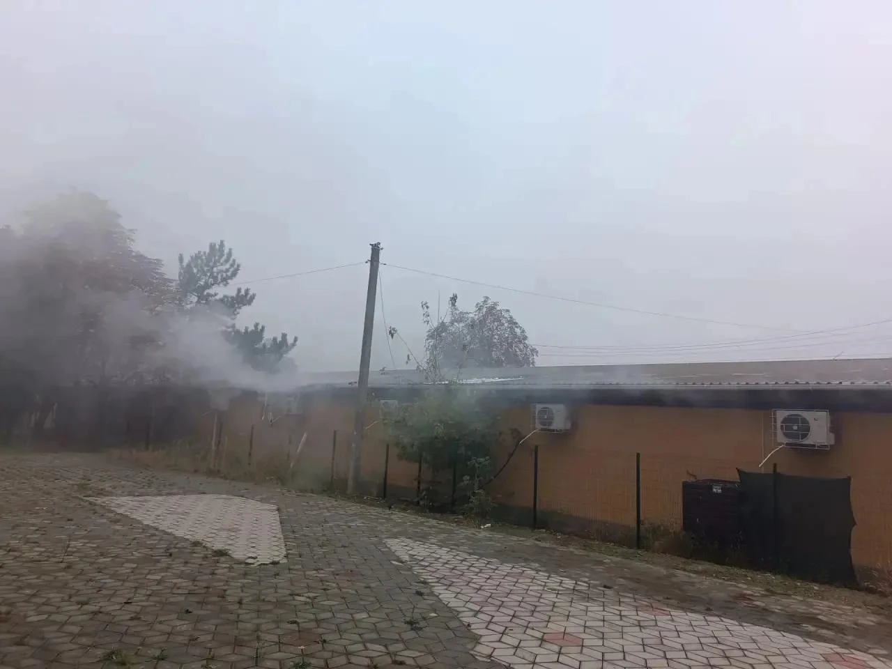 🔥 ЧП в Новой Каховке: пожар в здании с торговыми и бытовыми помещениями