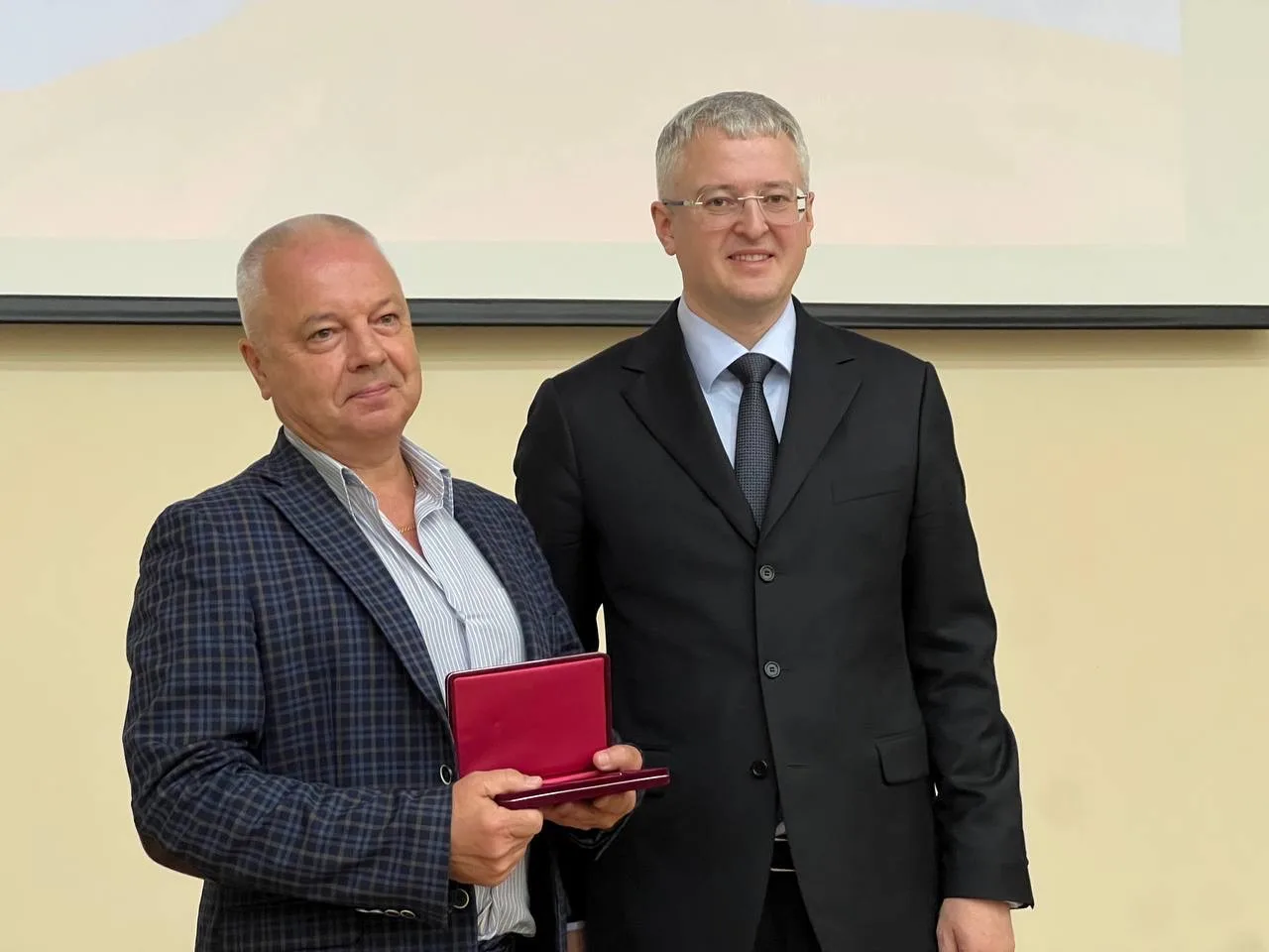 Сегодня вручил государственные награды камчатским медикам за мужество и героизм, проявленные во врем