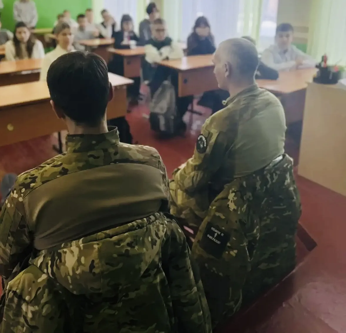 Классные встречи с героями ⭐️   В рамках всероссийской акции «Наши Защитники Отечества» учащиеся 6Д 