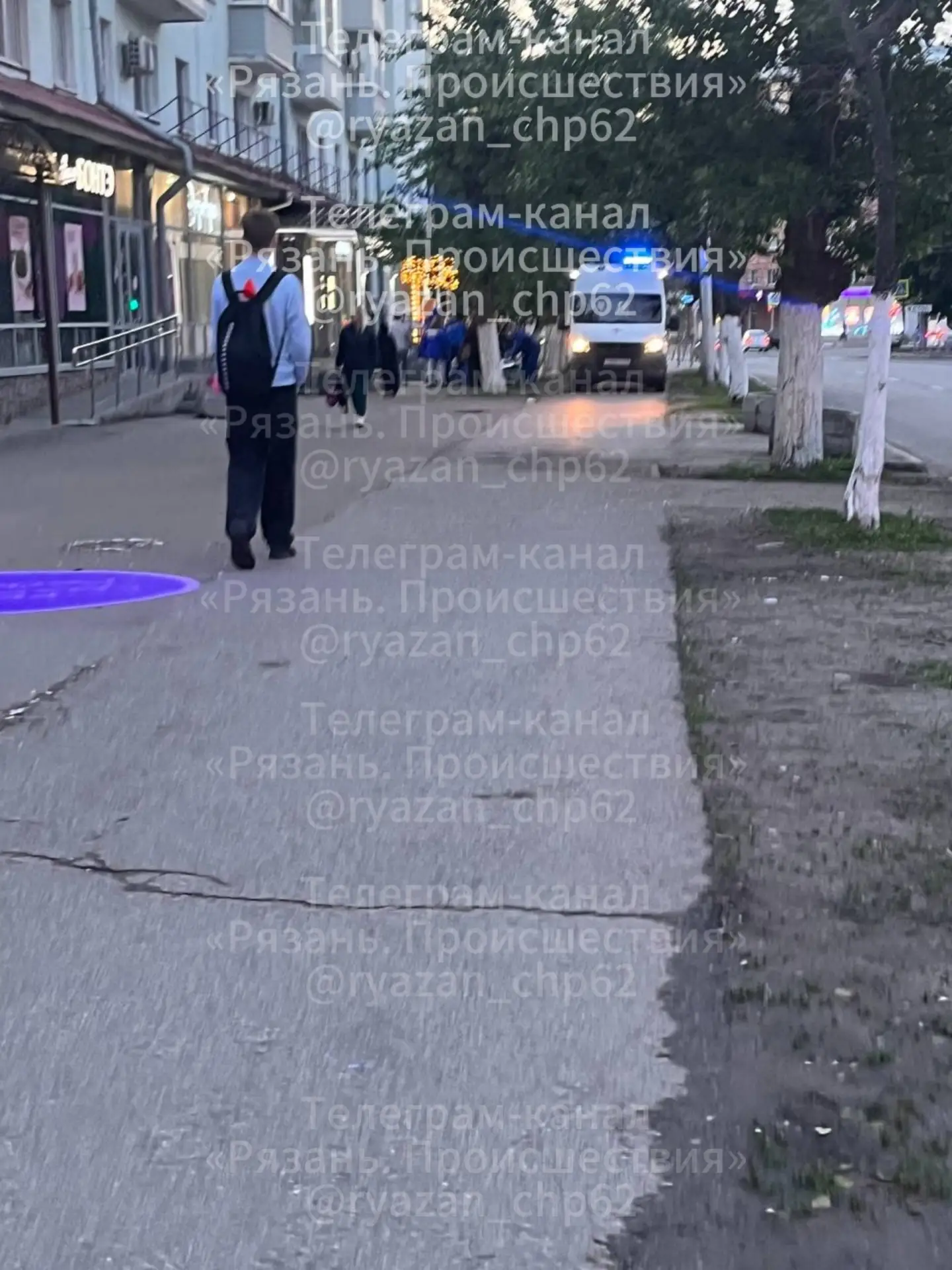 Мужчине стало плохо на улице театральная, прохожие вызвали скорую