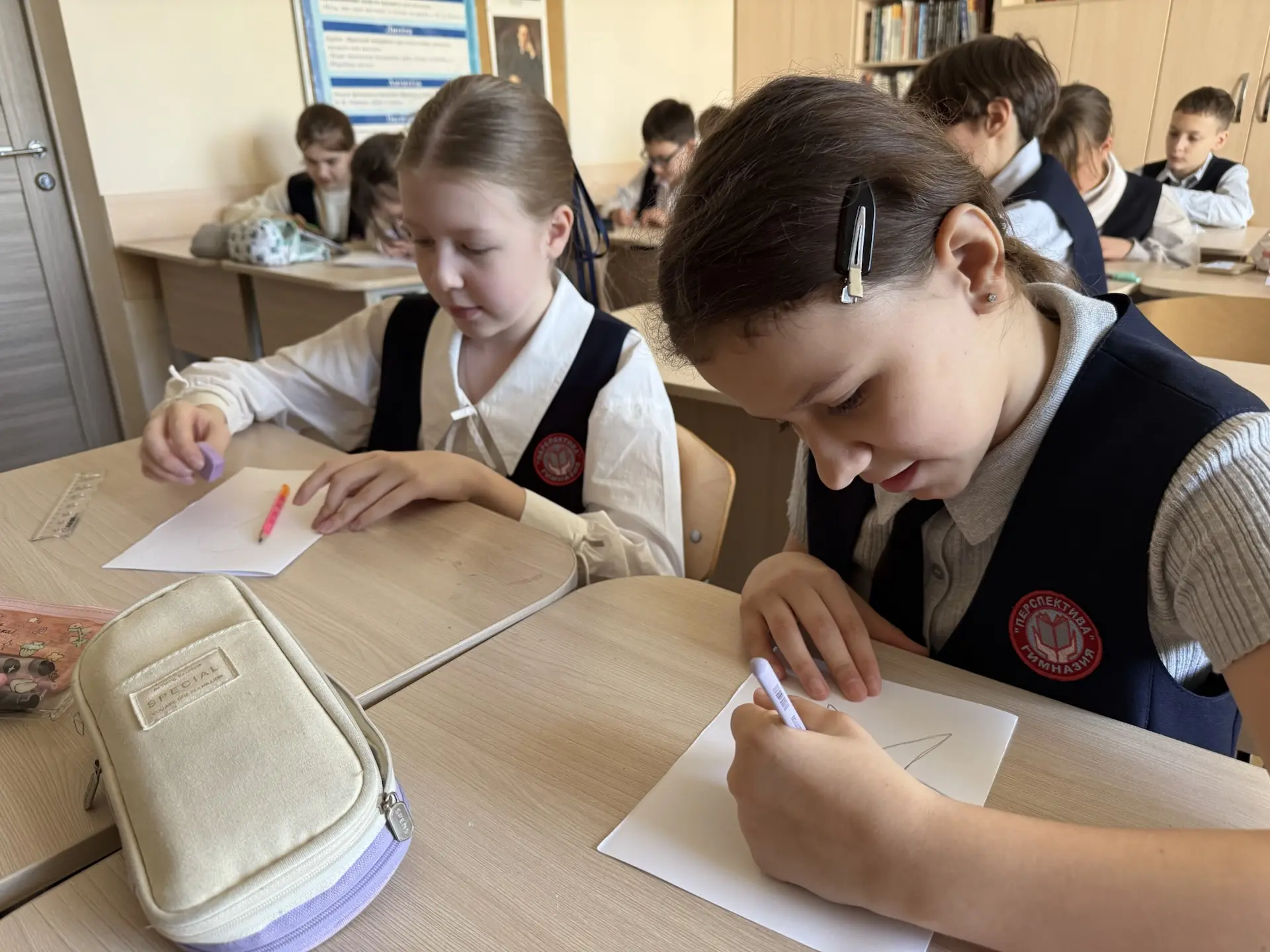 На этих листочках не просто слова, а огромная поддержка, искренность и вера. Дети пишут о главном: о