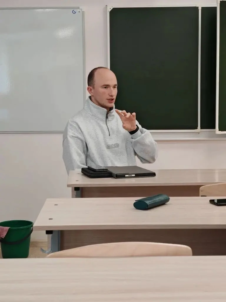 🎓 Встреча с выпускником школы: разговор о профессии и жизненном пути  Вчера в гости к ученикам 10А к