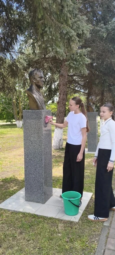 ЧИСТЫЕ АЛЛЕИ  ✏️6 мая, в преддверии дня Победы, ребята 6А класса вышли на уборку сквера в центре наш