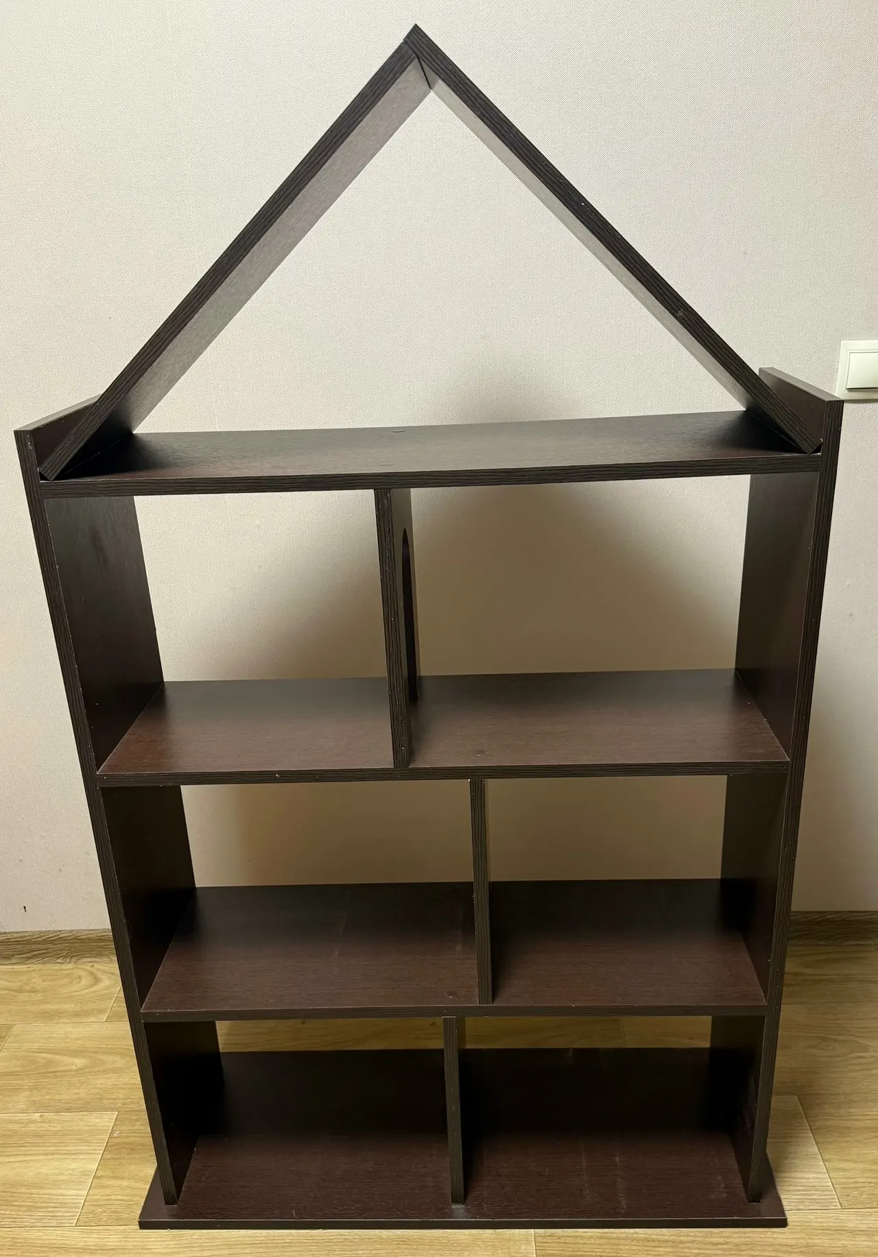 Продам домик , для игр и хранения игрушек . Цвет венге . Весь в кромке , все целое .