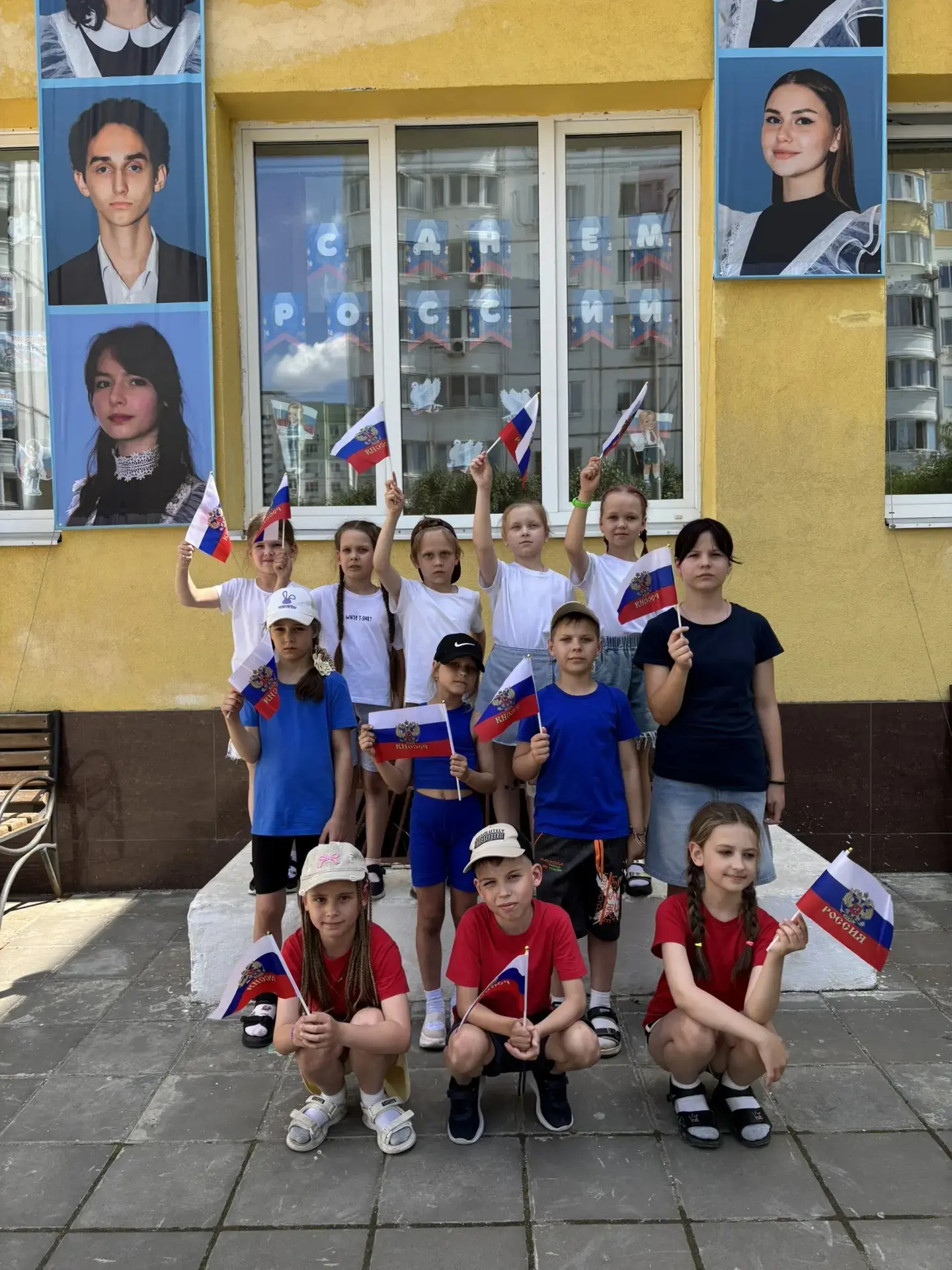 🇷🇺В преддверии Дня России учащиеся лицея приняли участие в различных тематических мероприятиях: ри