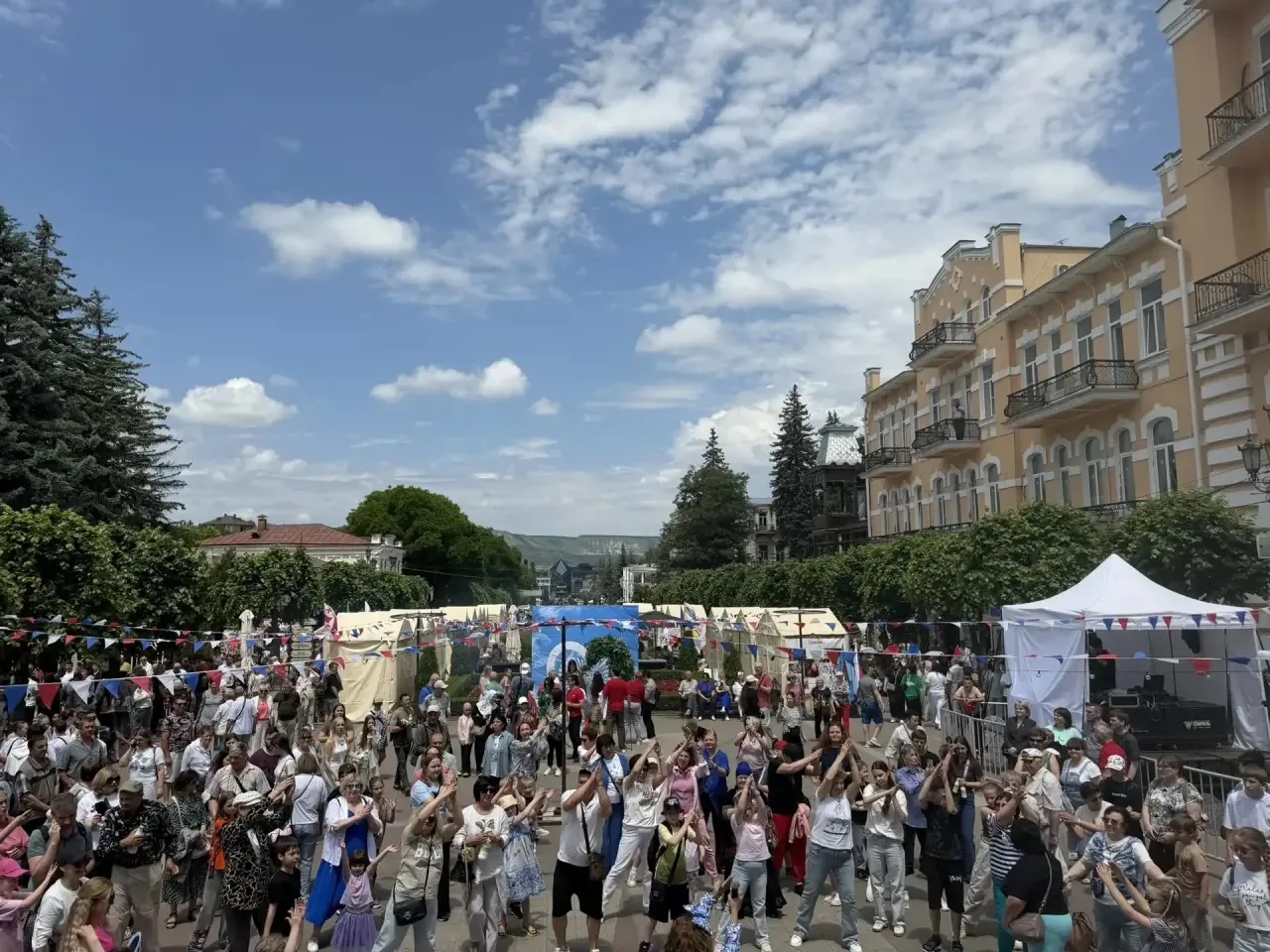 А на главном курортном бульваре Кисловодска утренний кефир-заряд! 

Открыли бодро, а главное, с поль