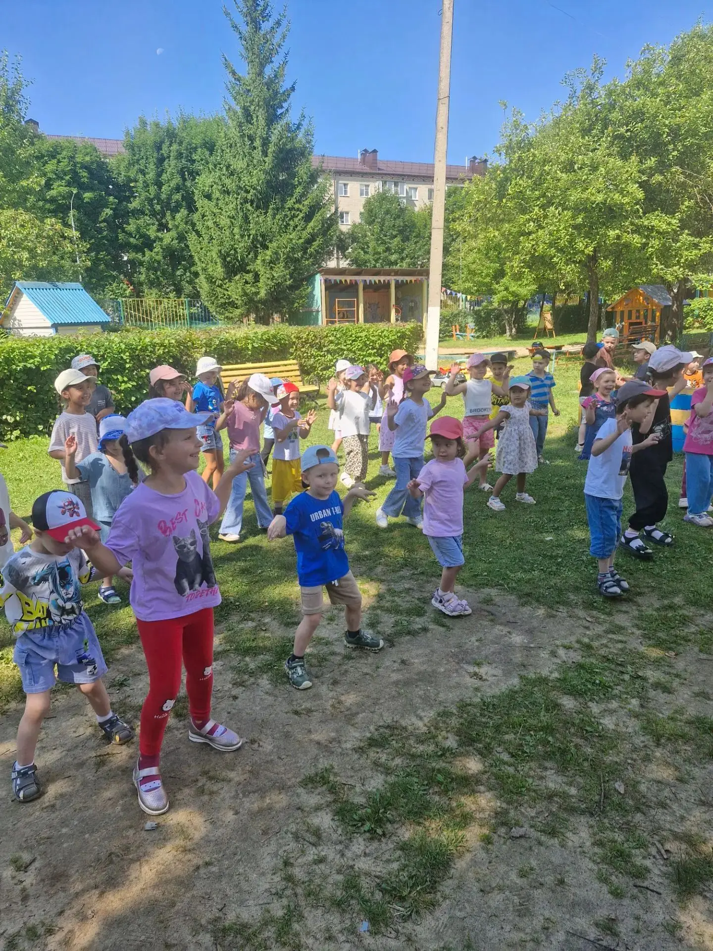 💯Специалисты Дворца Культуры "Созвездие" пришли порадовать детей в детский сад "Ёлочка".