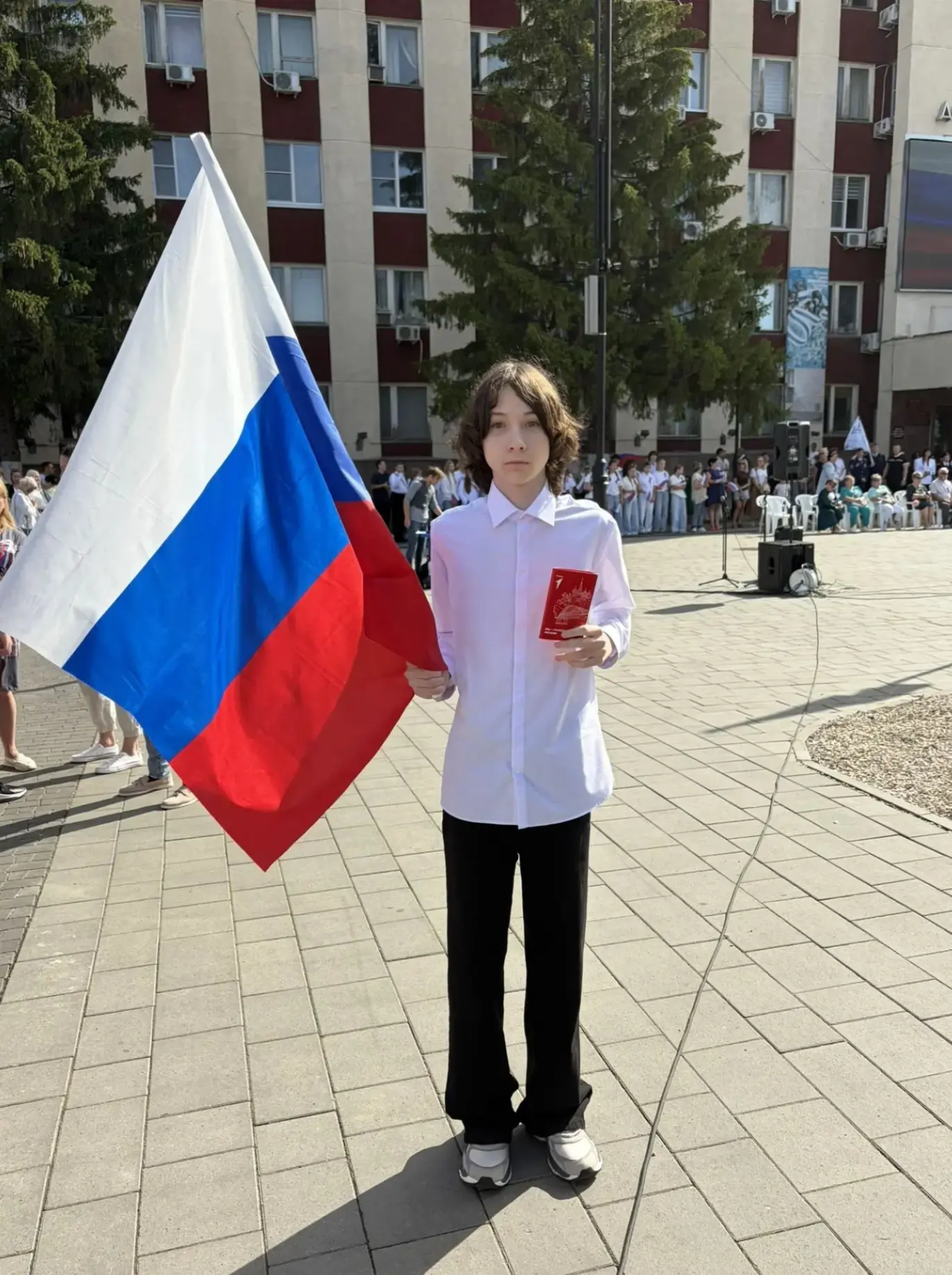 ✨Сегодняшний День флага для ученика нашей школы Альберта Хусейнова стал двойным праздни...