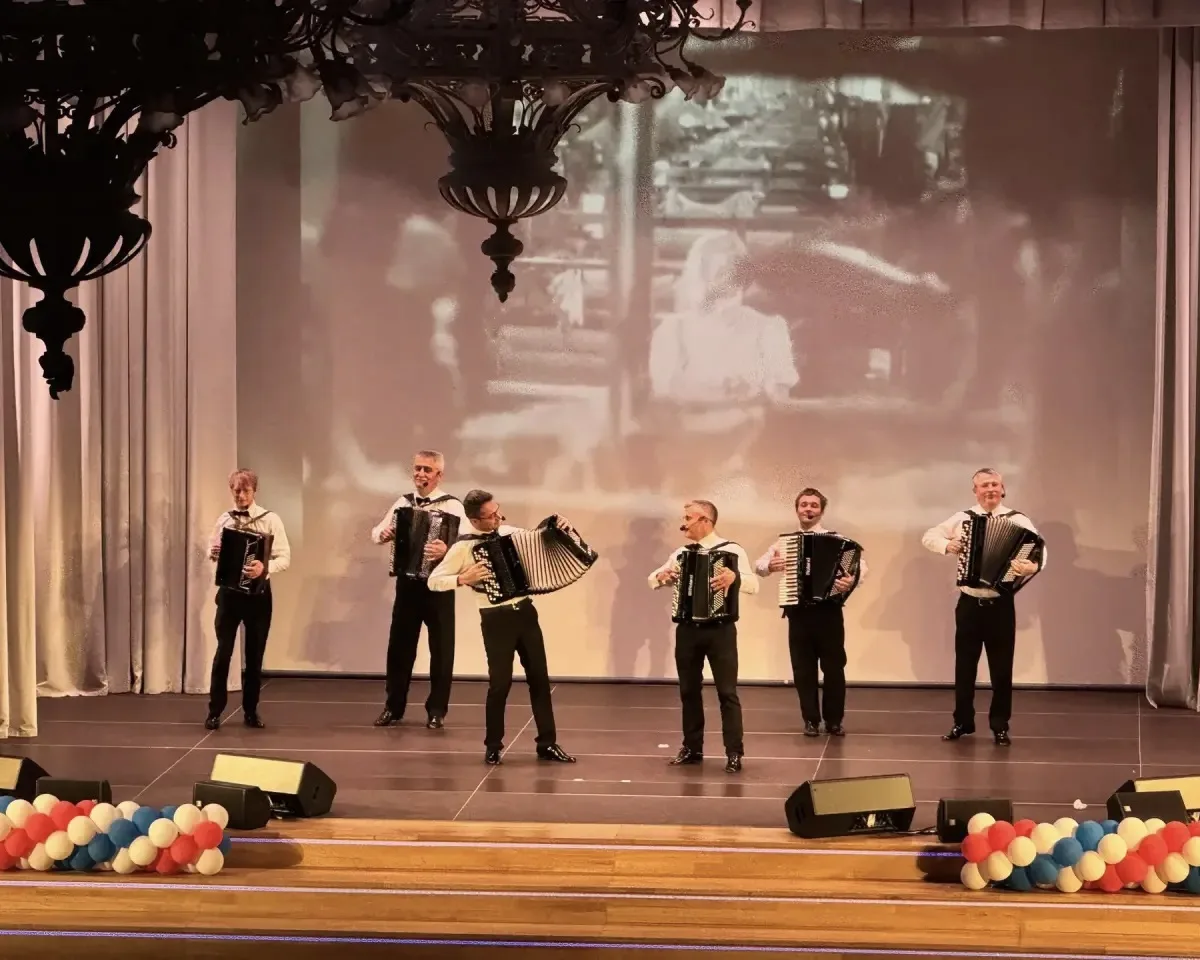 5 октября театральные студии «Чародеи», «Белые ночи», «Чарли», оркестр баянистов «Аккор...