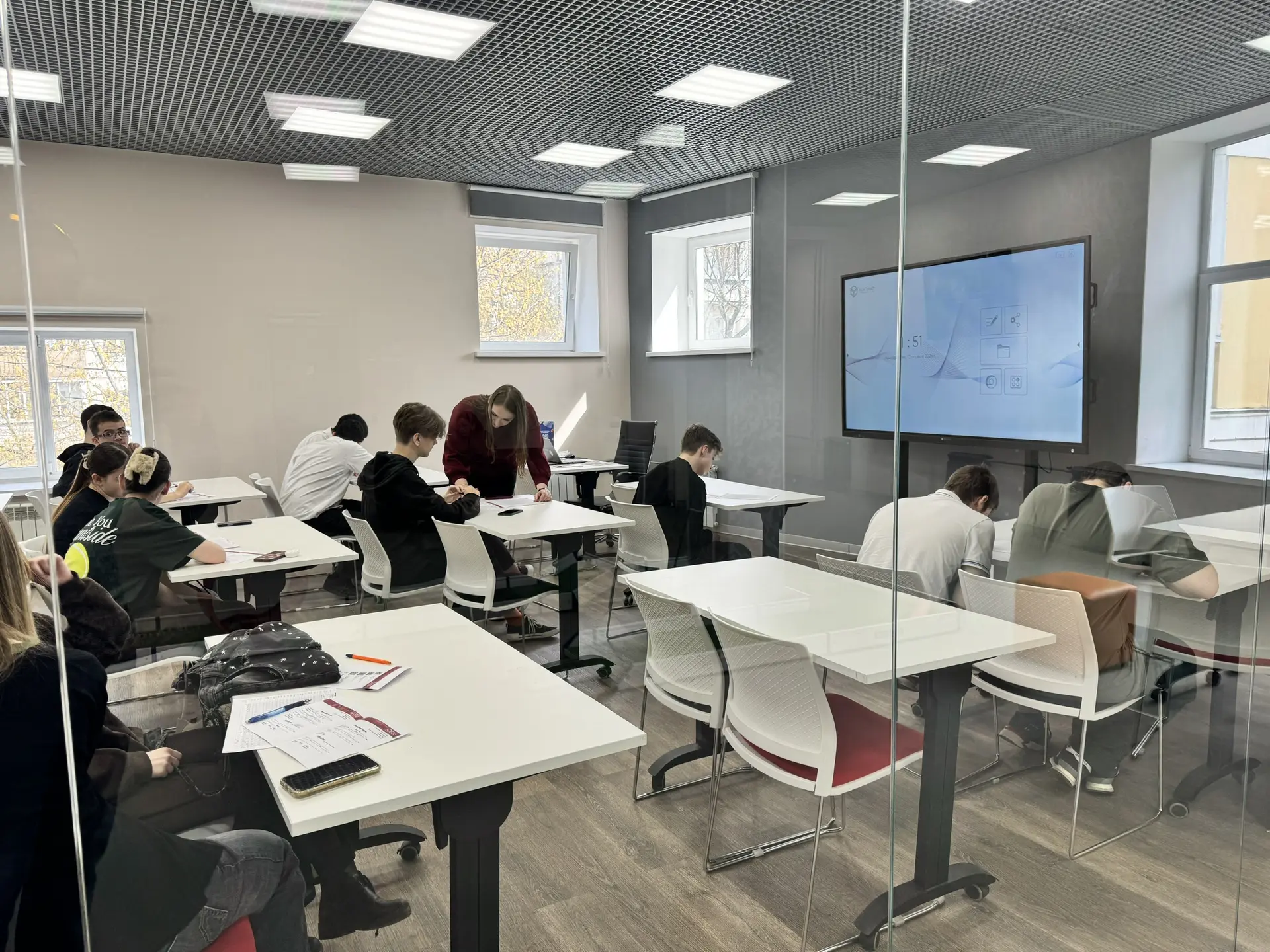 🎓 Ребята из 9А, 9Б, 9В, 9Н, 9И под руководством советника директора по воспитанию Оксаны Александров