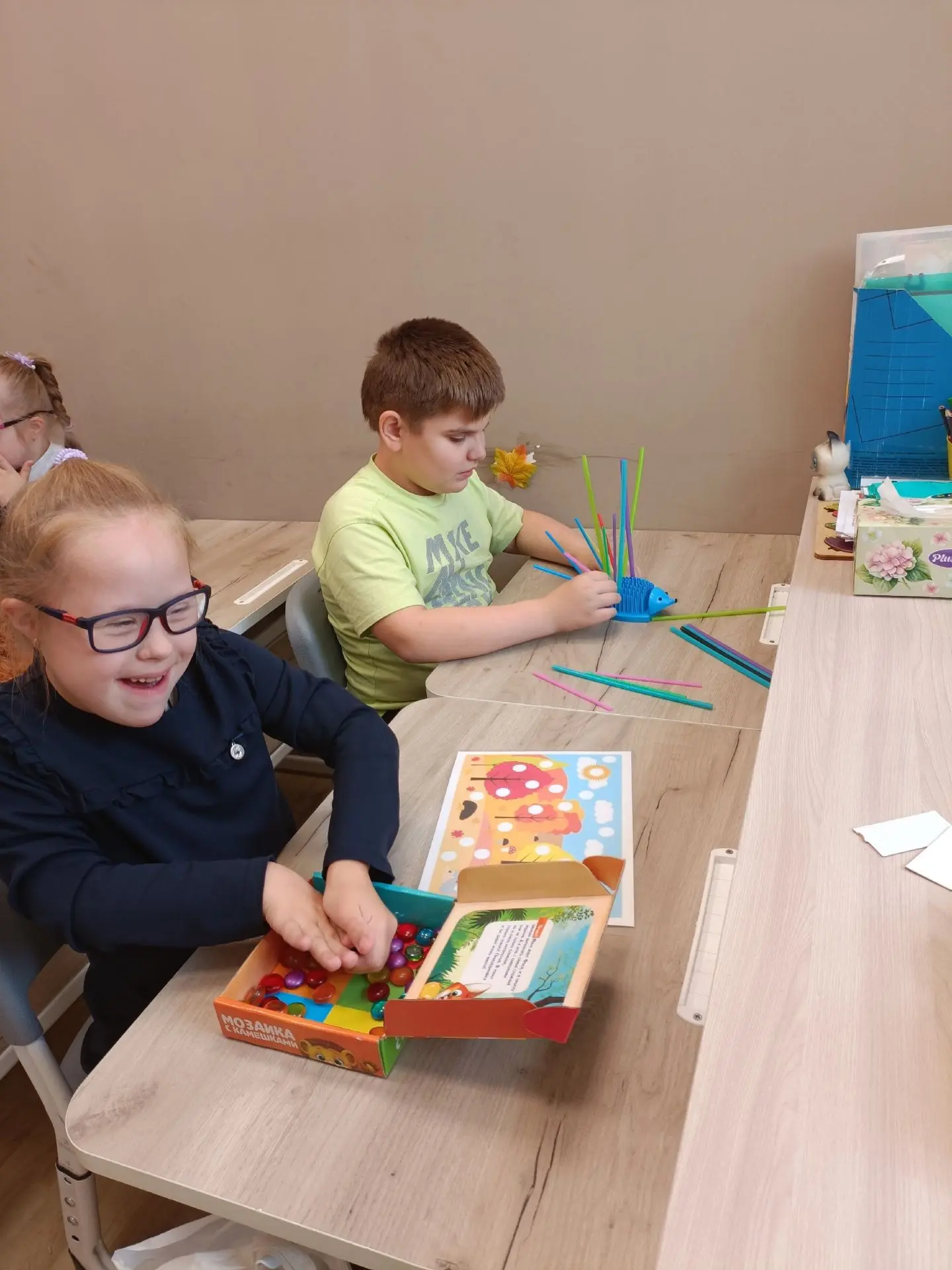 🎨🧩 Вторая половина дня на продлёнке — время творить и играть! 💛
