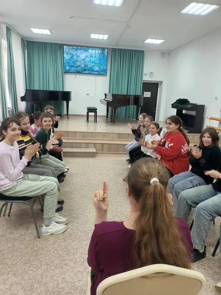 🌿В последние учебные дни, перед долгожданными летними каникулами, в классе преподавате...
