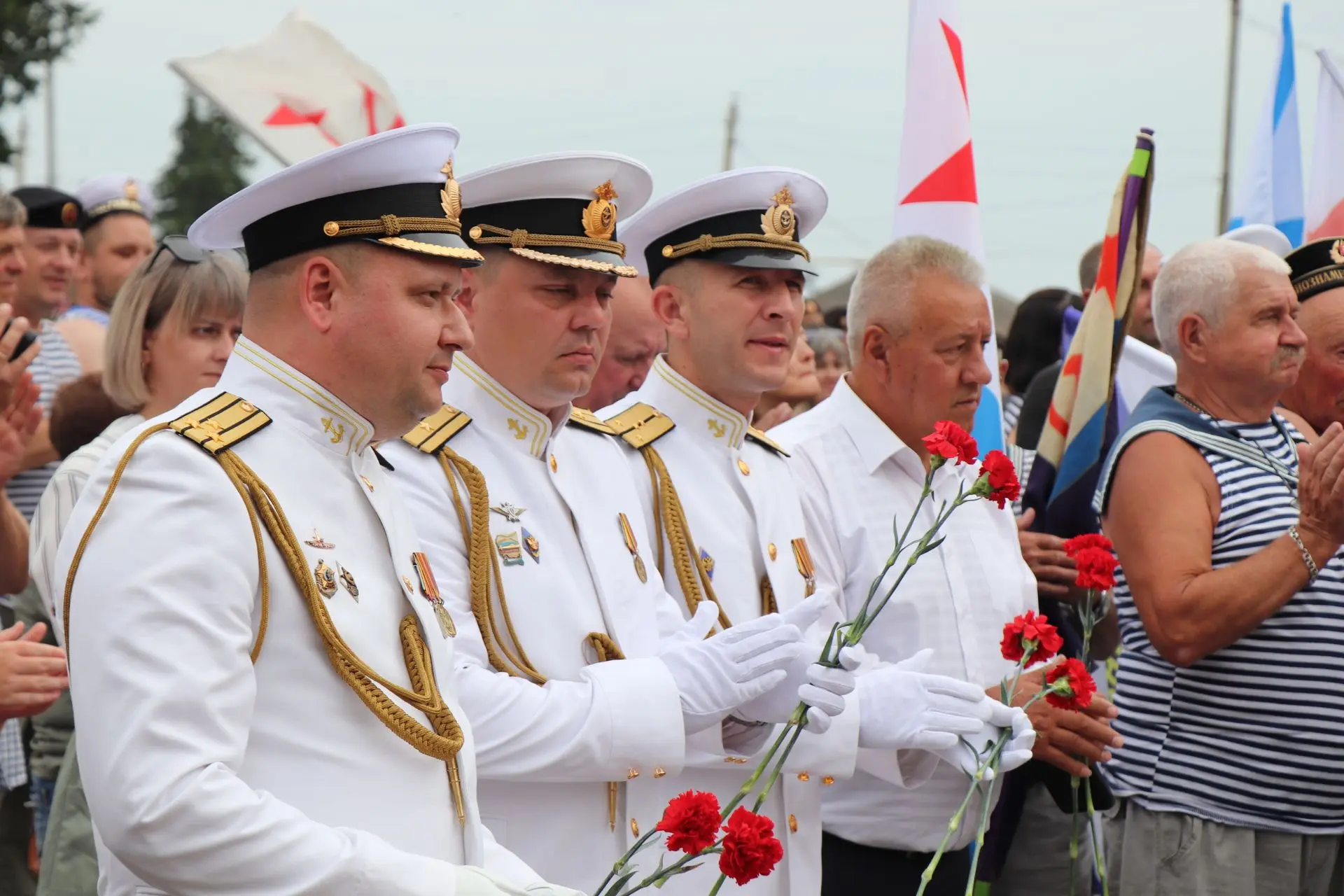 В День Военно-морского флота в г. Уварово  был открыт памятный знак «Морякам всех поколений».

Иници