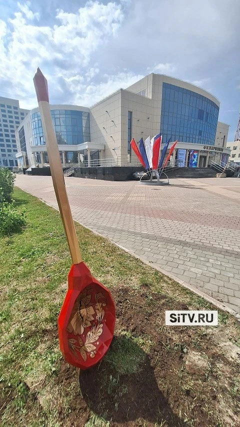 Теперь полный комплект! 

К самовару, матрешке и балалайке добавилась и ложка, которую также можно у