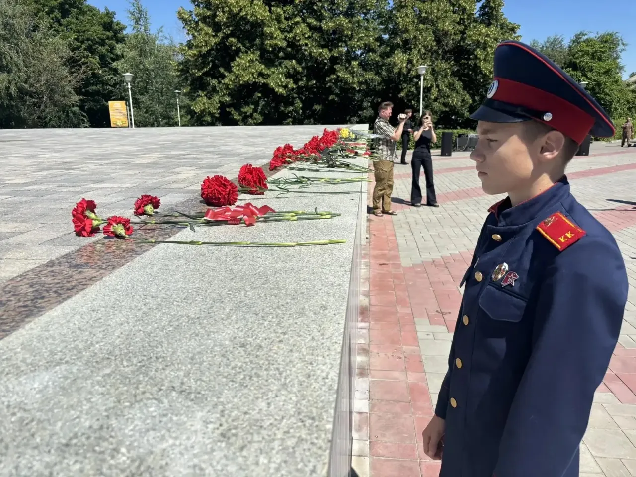 Кадет-юнармеец 9Б класса Хабаров Владислав принял участие в возложении цветов к Монументу Славы и ми