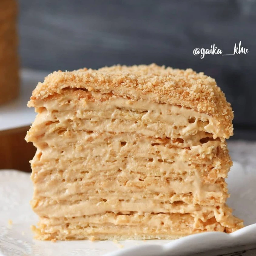 Рецепт торта по мотивам вкуснейшей конфеты «КОРОВКА»😍  Много тонких песочных коржей и сливочно-карам