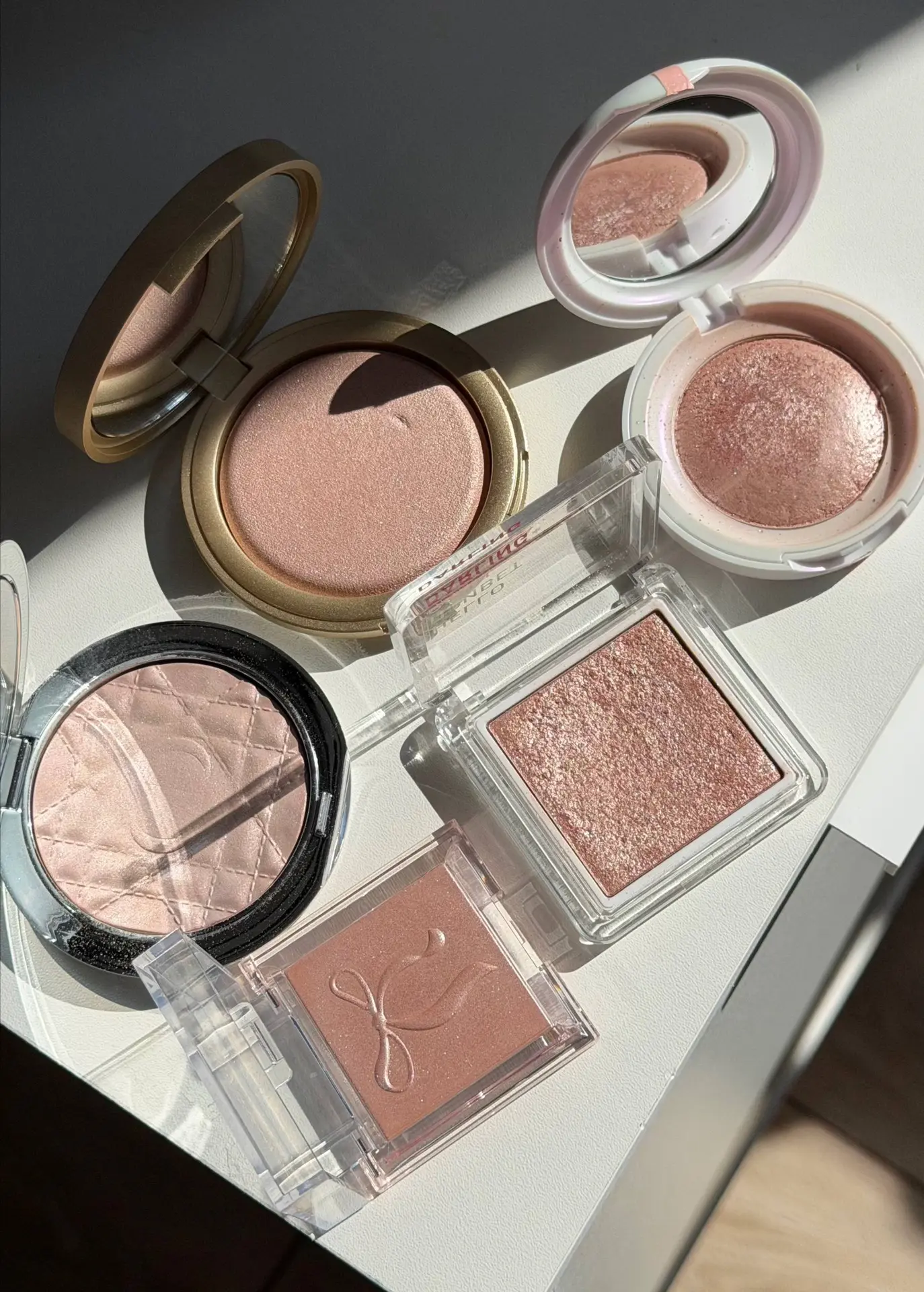 Мои любимые хайлайтеры с розовым отливом 🐷

• Dior 03
• Kiko holiday 01
• Beautydrugs ‘satin bow’
•