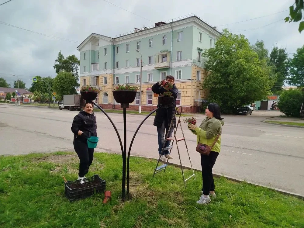 Сотрудники нашего детского сада приняли участие в озеленении нашего города!