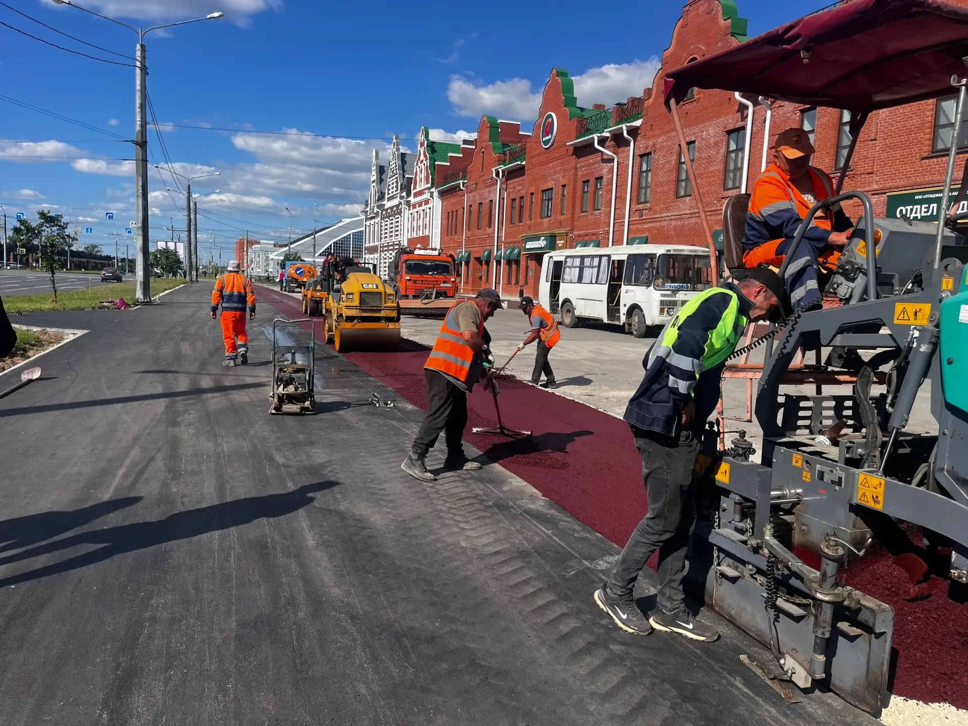 🚲 На Воскресенском проспекте Йошкар-Олы появилась красная дорожка для велосипедистов.