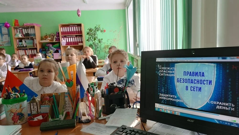 🇷🇺РАЗГОВОРЫ О ВАЖНОМ🇷🇺 ☀Утро понедельника 2 марта в МБОУ "Гимназия" г. Моршанска традиционно началос