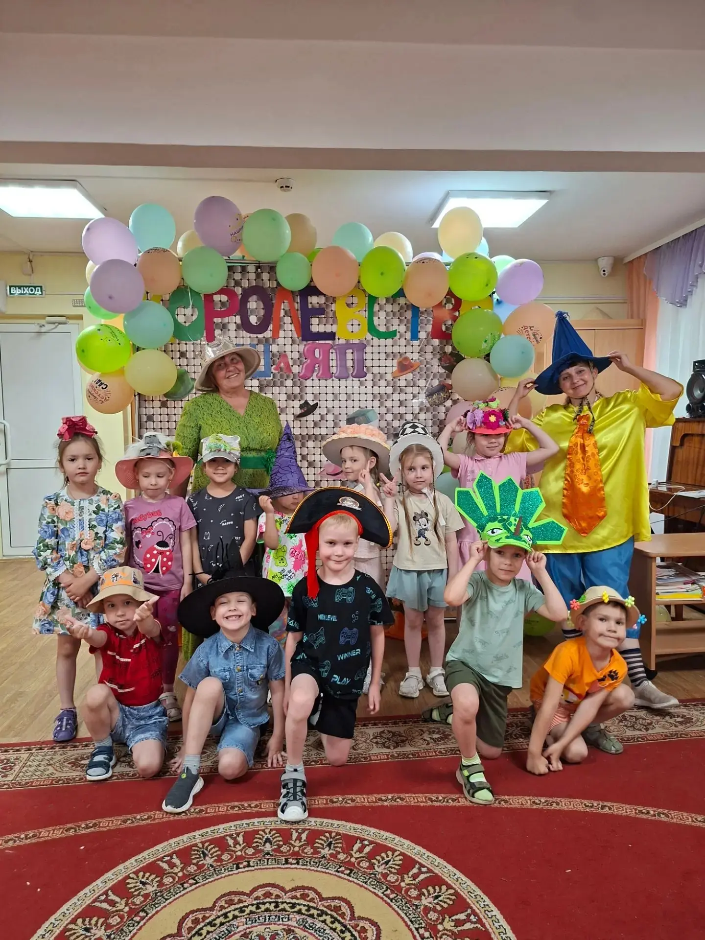 Королевство шляп!!

Неделя продолжается, и сегодня четверг был объявлен в нашем детском саду Днём шл