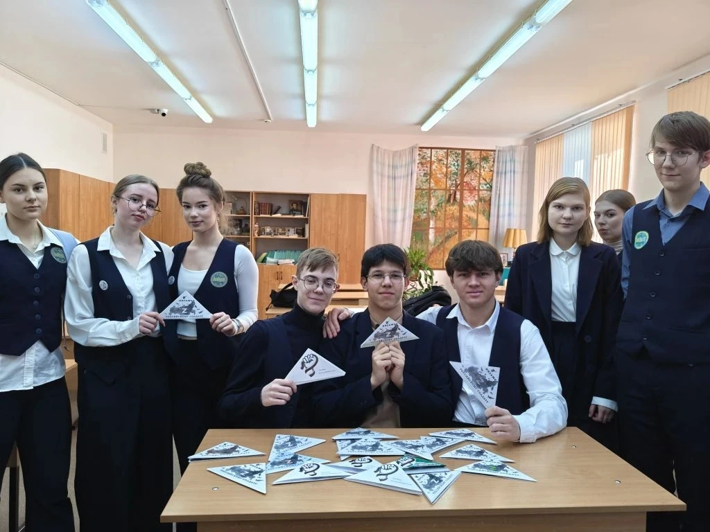 В преддверии Дня защитников Отечества лицеисты 7-10 классов написали Письма бойцам СВО.  Ребята искр
