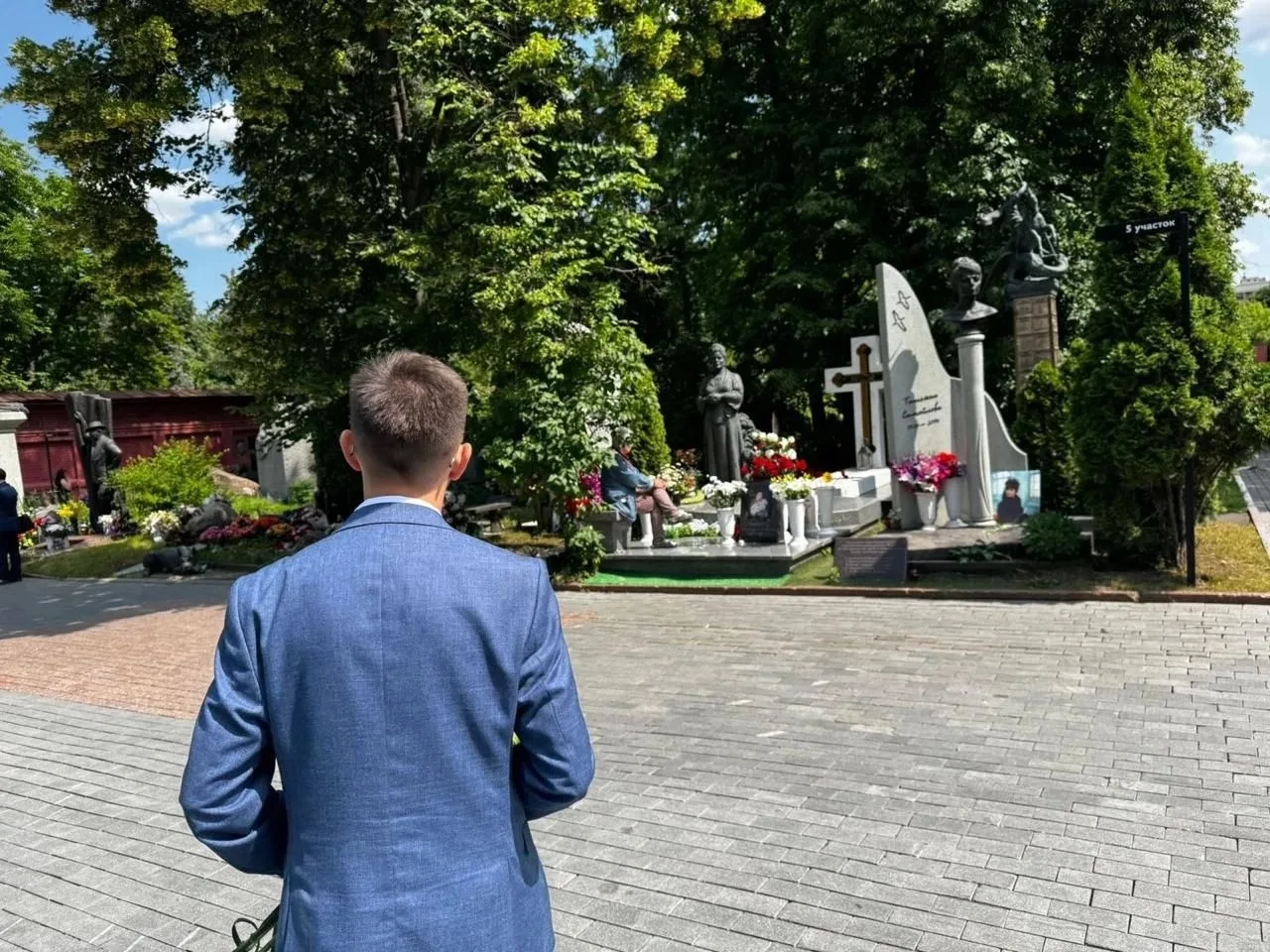 В день 97 годовщины со дня рождения Людмилы Зыкиной традиционно посетил Новодевичье кладбище, где во