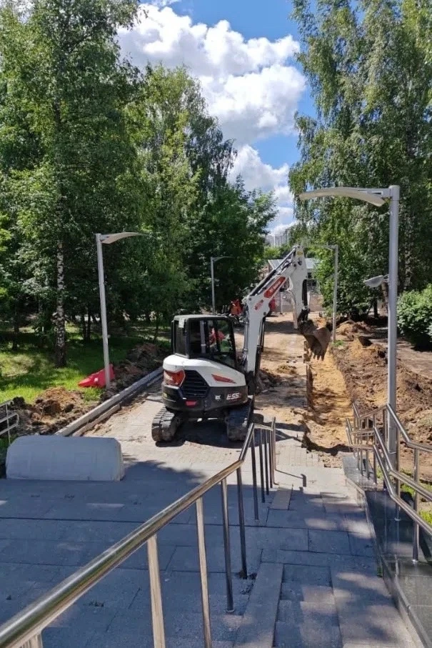 Жители сообщают, что проход к метро временно перекрыт из-за строительных работ.