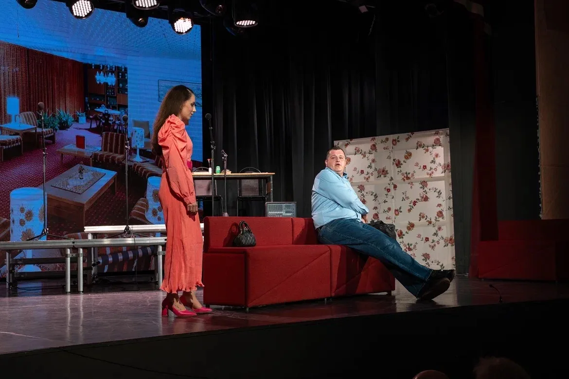 Спектакль о масках и искренности 🎭   В Доме культуры на площади Пушкина состоялась премьера спектакл