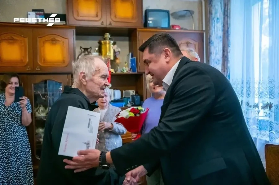 В Железногорске поздравили с 99-летием первого директора Механического завода НПО ПМ