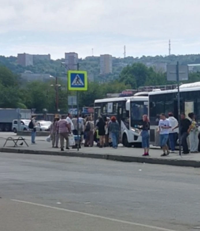 На плошади Луговой, на остановке для транзитных автобусов №31, 64, 4, 82, на платформе ...