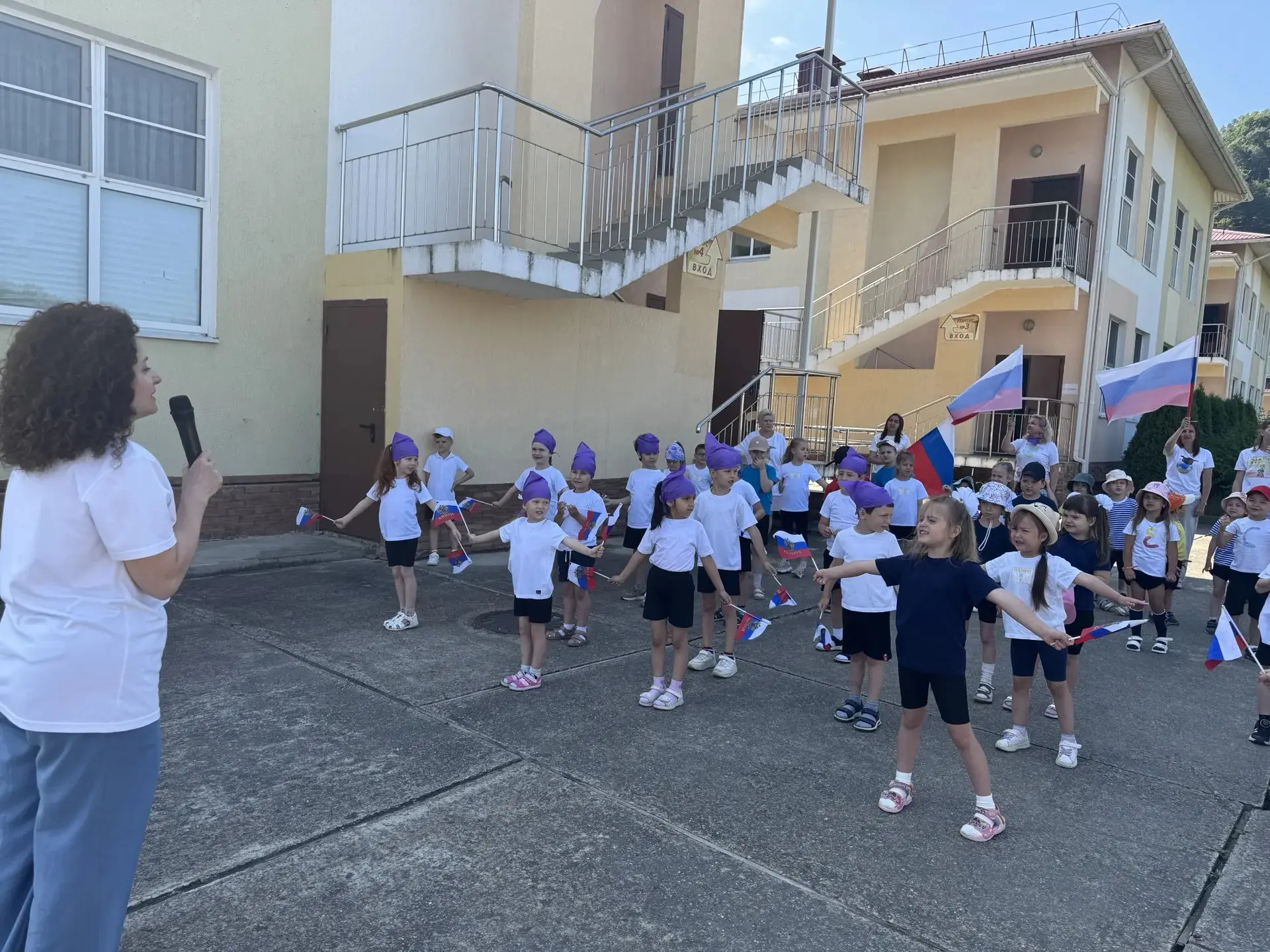 Праздничный танец

Сегодня в  детском саду прошёл яркий флешмоб, посвящённый Дню России 🇷🇺✨  

Вос