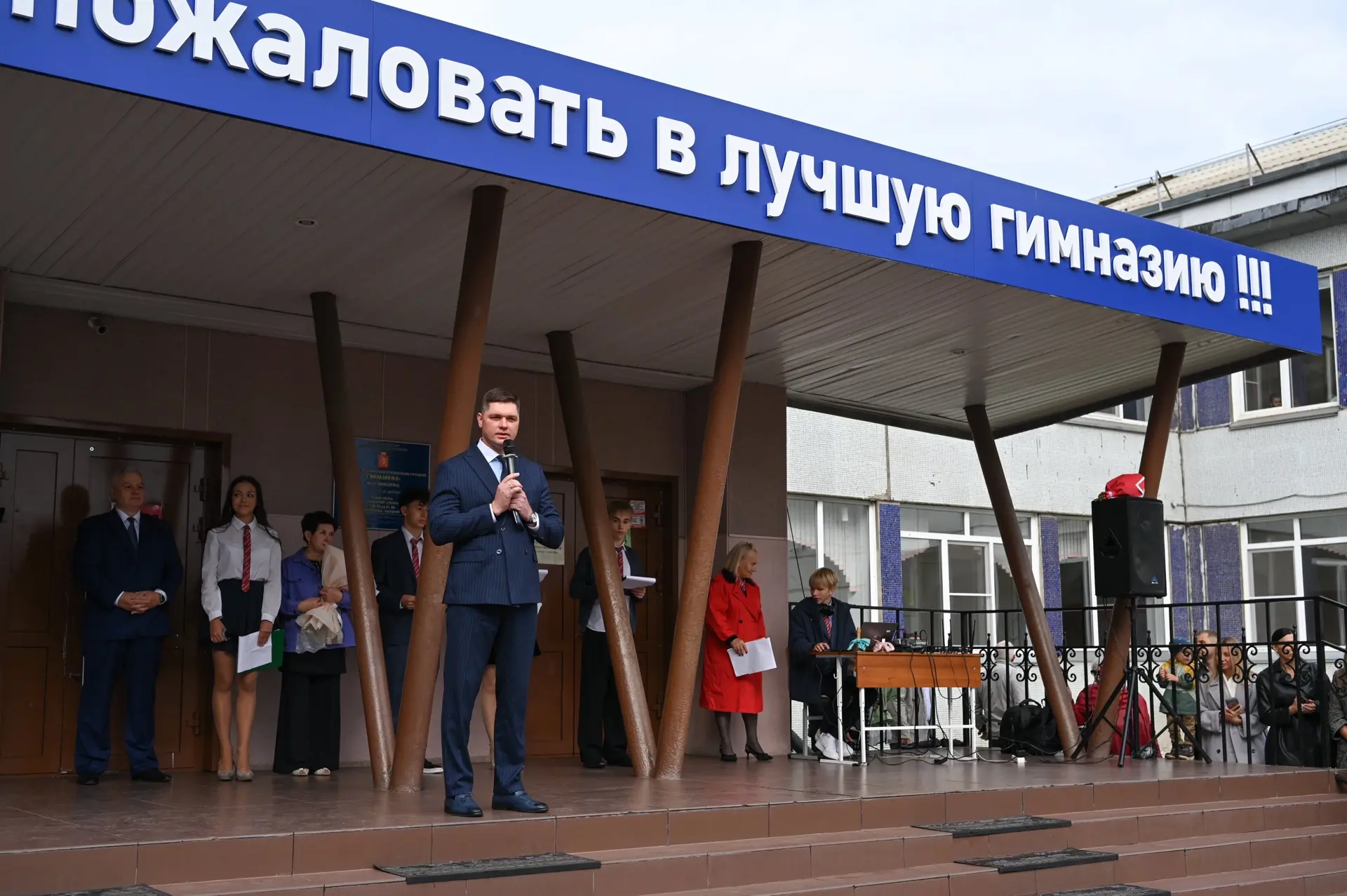 📚Министр Александр Черников поздравил учеников гимназии №2 с Днём знаний!